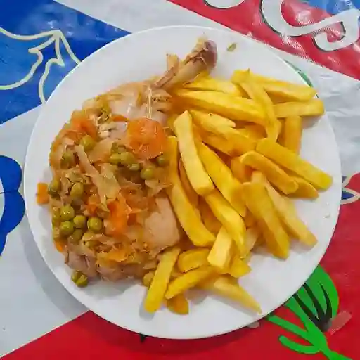 Pollo Arvejado y Papas Fritas