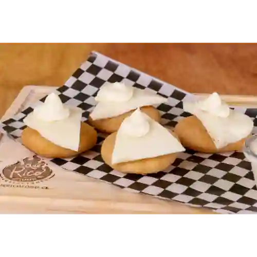 4 Arepitas con Nata y Queso de Mano