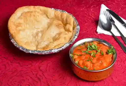 Punjabi chole bhature con arroz basmati