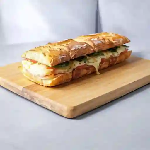 Ciabatta con pesto, queso y jamon serran