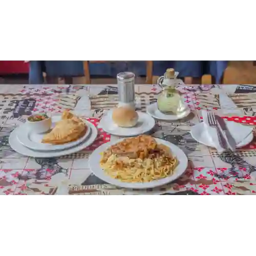 Empanada de Queso + Mechada con Agregado