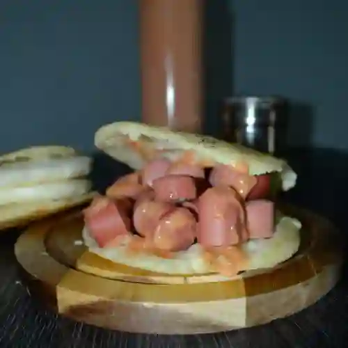 Arepa Salchicha y Salsa Rosada