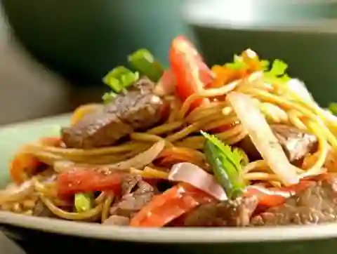 Tallarines Saltados con Vacuno