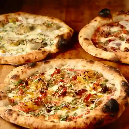 Trío Pizzas Clásicas Palitos Gratis