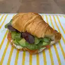 Croissant con Salmón Ahumado