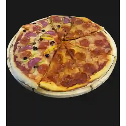 Pizza Mitad Pepperoni y Mitad Española