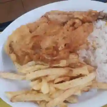 Pescado Frito con Arroz + Papas Fritas