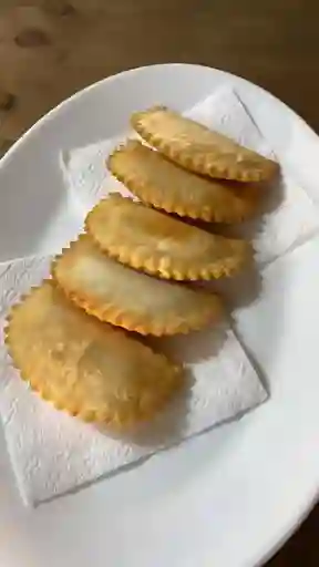 Canasta 10 Empanaditas de Queso Coctel