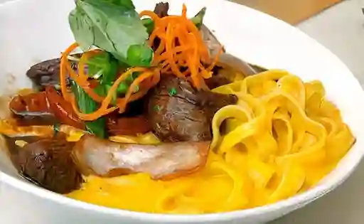 Fetuccini a la Huancaína con Lomo Saltado