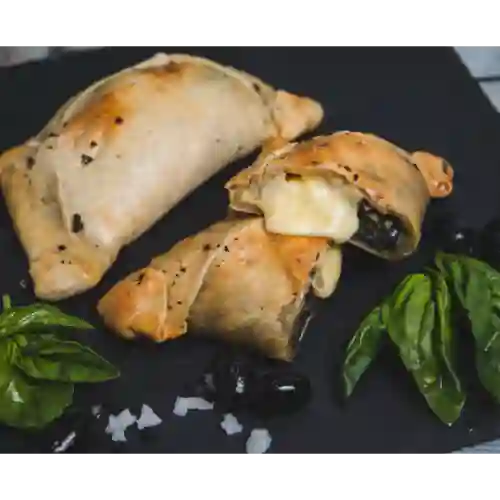 Empanada Vegetariana Aceituna, Pesto y Queso
