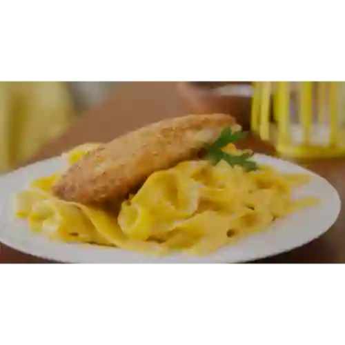 Fetuccini a la Huancaína con Milanesa