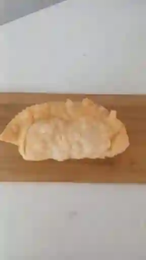 Empanada de Salmón, Queso, Crema y Alcaparras Frita