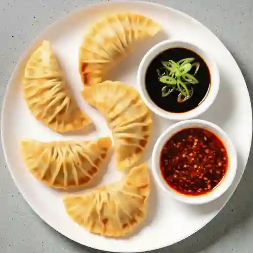 7 Gyosas De Pollo + Jugo En Caja