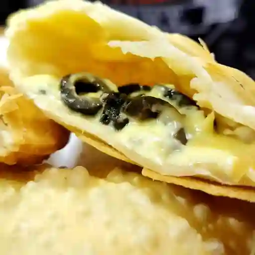 Empanada de queso + aceituna