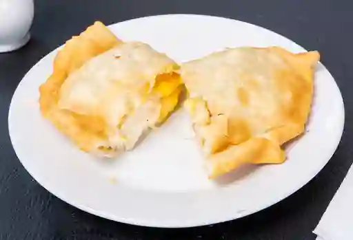 Empanada pollo, choclo y queso