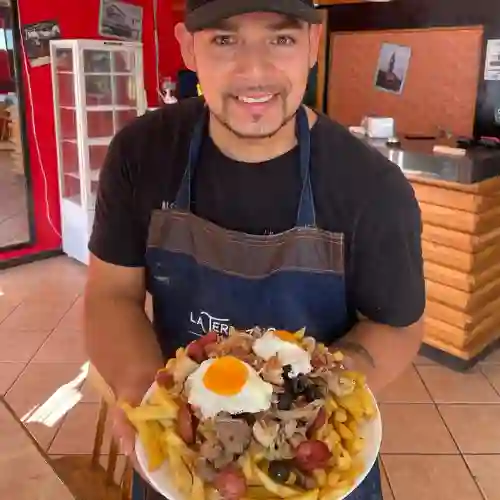 Chorrillana Todas Carnes 2P+bebida 1.5Lt