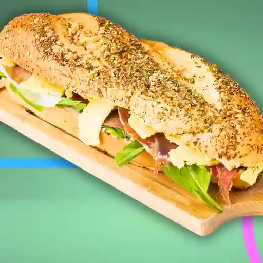 Sandwich de queso jamón serrano y rucula