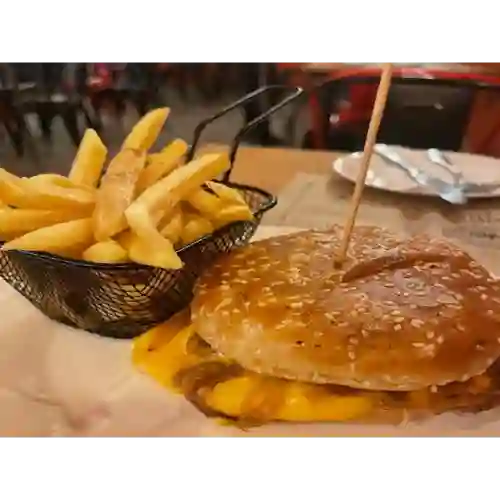Chesse Burger con Papas Fritas