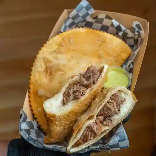 Empanada Chilena Mechada Queso.