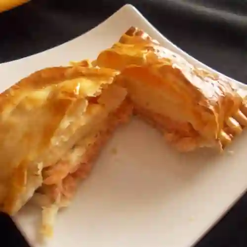 Empanada Salmon Queso