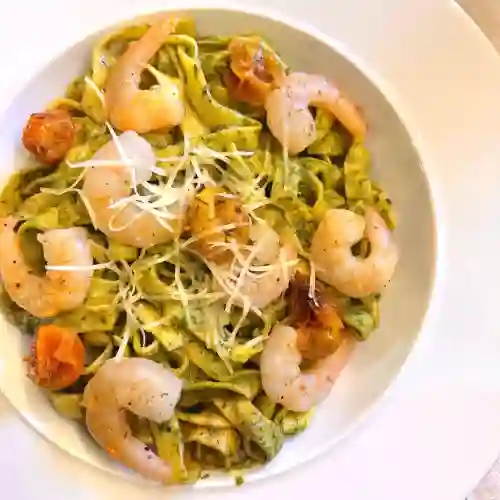 Fetuccini Pesto con Camarones