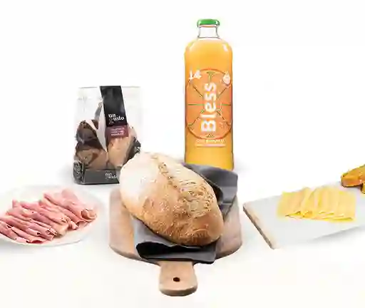 Desayuno Familiar Pan Masa Madre, Queso Laminado, Jamón, Jugo Y Galletas