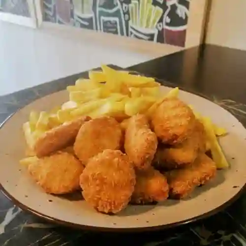 Nuggets con Papas Fritas