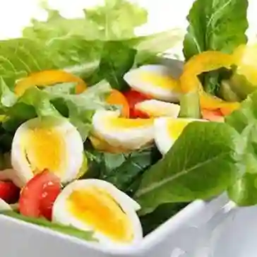 Naturista con Huevos Cocidos