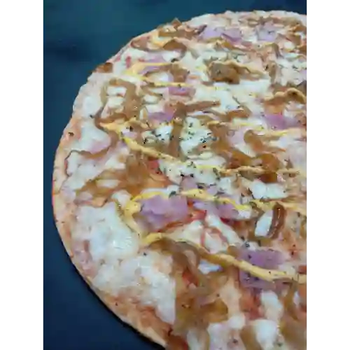 Pizza Cheddar, Jamón y Cebolla Caram (Fam)