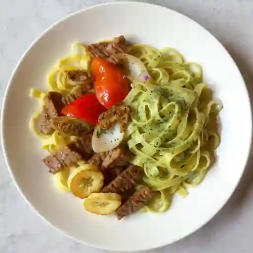 Pollo saltado con tallarines al pesto