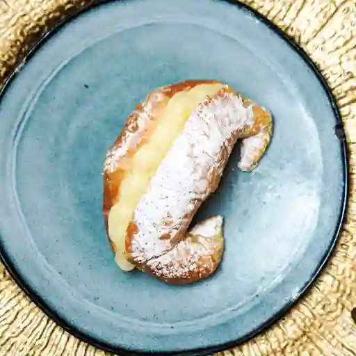 Medialuna Rellena de Crema Pastelera