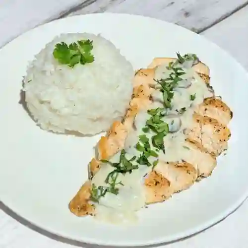 Pollo en Salsa de Champiñones con Arroz