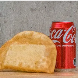 1 Empanada de Queso +1 Lata de Bebida