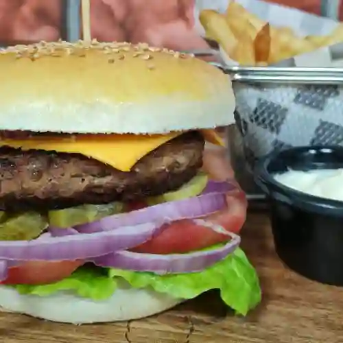 Hamburguesa Clásica con Papas Pequeñas