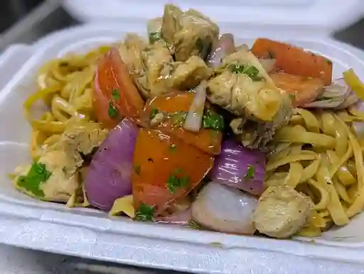 Pollo tallarín salteado