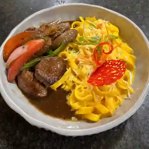 Fetuccini Huancaina con Lomo Saltado