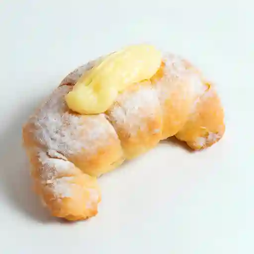 Medialuna rellena crema pastelera