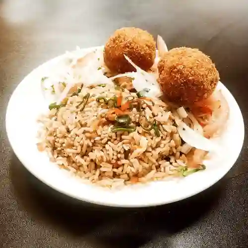 Arroz Chaufa con Albondigas