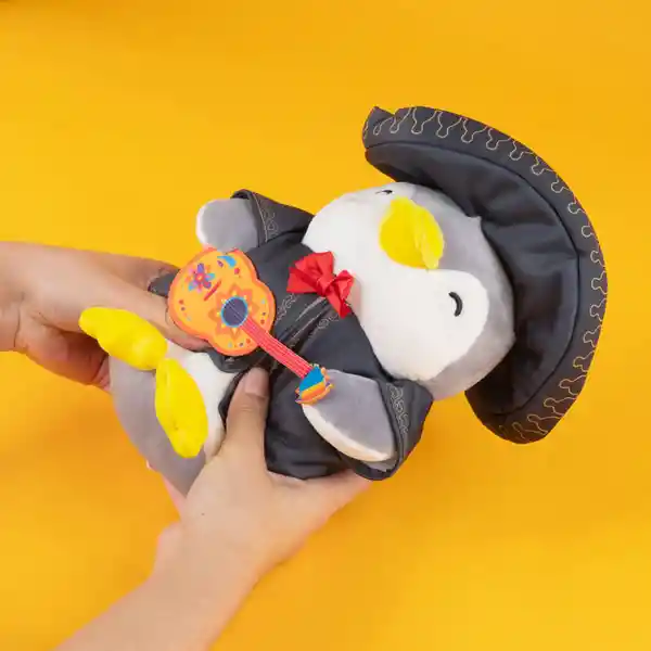 Peluche Pingüino Mariachi Miniso