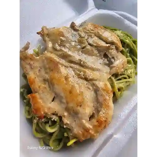 Pollo plancha tallarín pesto