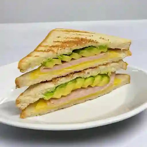 Sándwich Tostado de Jamón, Queso y Palta