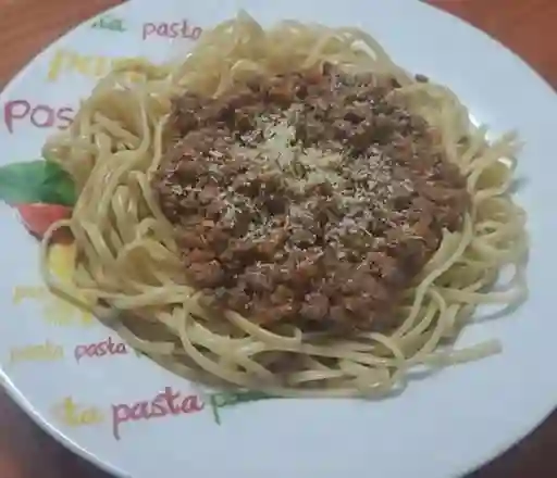 Tallarines con Salsa Boloñesa