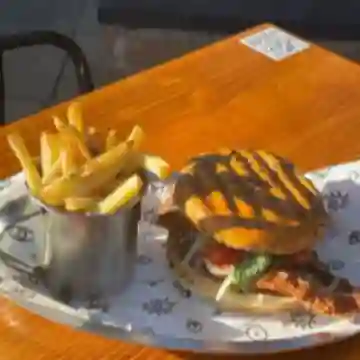 Pollo Caprese + Papas + Bebida Lata