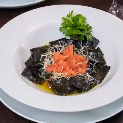 Ravioles Negros con Camarones