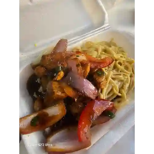 Salteado pollo tallarín huancaina