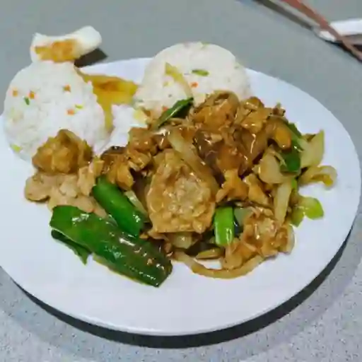 Cerdo mongoliano con arroz chaufan