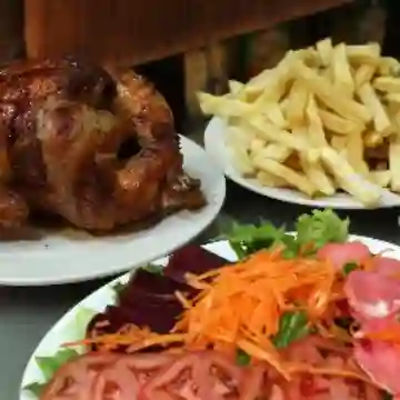 1 Pollo a la brasa y ensalada