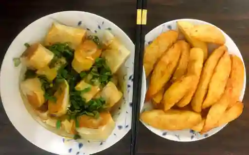 Arrollado de marisco con papas fritas