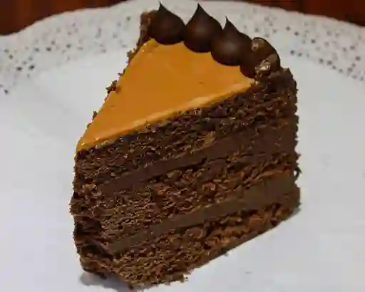 Porción de Torta Sacher Manjar