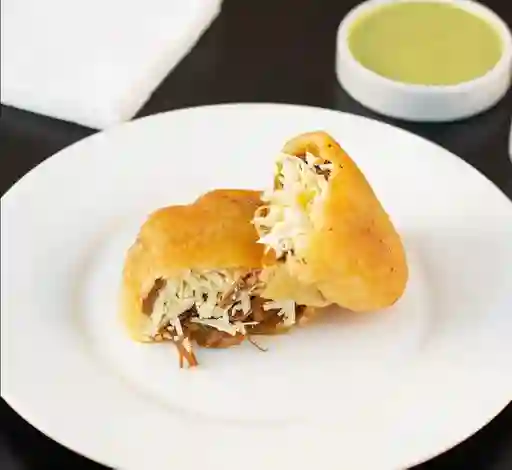 Empanada Carne Mechada con Queso